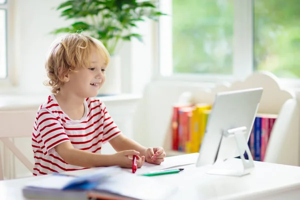 Fjärrundervisning Online Skolbarn Med Dator Som Har Videokonferens Chatt Med — Stockfoto