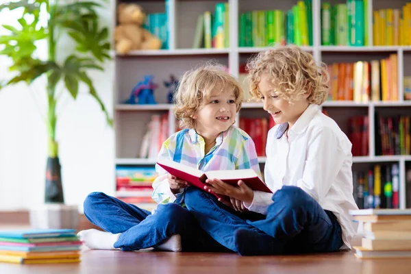 Livro Leitura Infantil Crianças Lêem Rapaz Numa Estante Livros Colorida — Fotografia de Stock