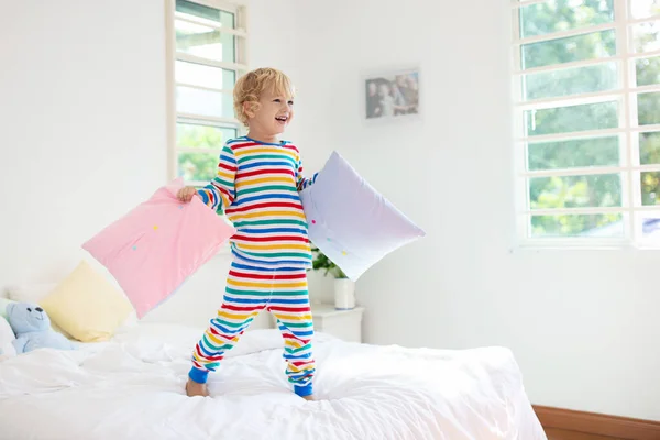 Niño Jugando Cama Dormitorio Blanco Soleado Con Ventana Habitación Para —  Fotos de Stock