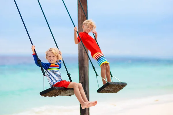 Criança Balanço Praia Miúdo Balançar Ilha Tropical Viaje Com Crianças — Fotografia de Stock