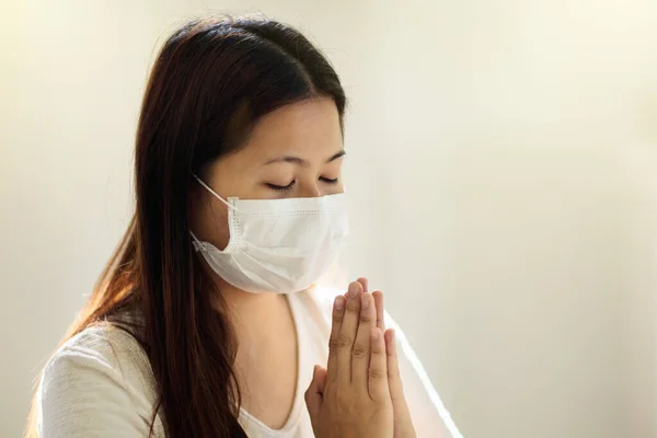 Priez Pour Patient Covidé Femme Asiatique Masquée Priant Pour Membre — Photo