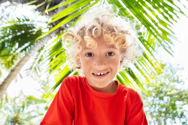 Plaża Letnia Zabawa Kędzierzawy Blondyn Pod Palmą Dzieci Bawią Się — Zdjęcie stockowe