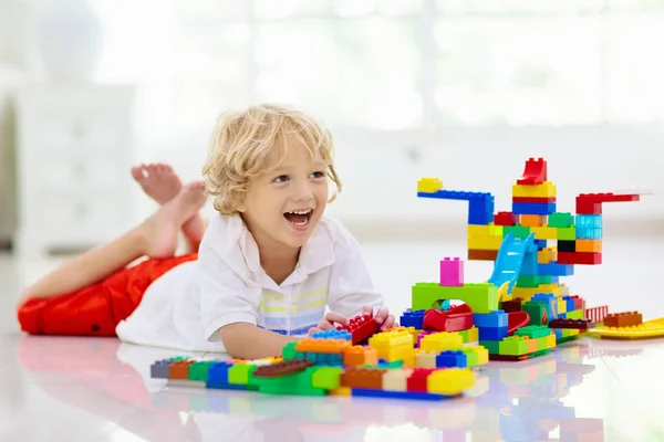 Çocuk Renkli Oyuncak Bloklarıyla Oynuyor Çocuklar Plastik Tuğlalarla Oynarlar Küçük — Stok fotoğraf