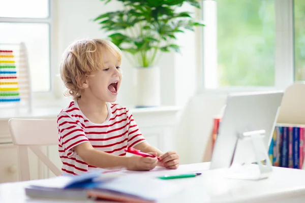 Aprendizagem Remota Online Crianças Escola Com Computador Tendo Vídeo Conferência — Fotografia de Stock