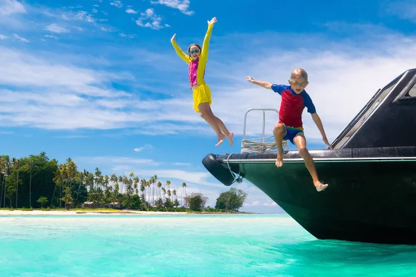 Crianças Saltam Para Mar Iate Férias Com Criança Ilha Tropical — Fotografia de Stock