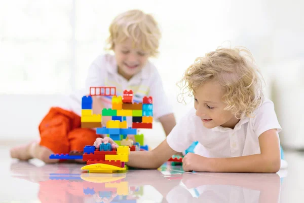 Ребёнок Играет Красочными Игрушечными Блоками Дети Играют Пластиковым Кирпичом Башня — стоковое фото