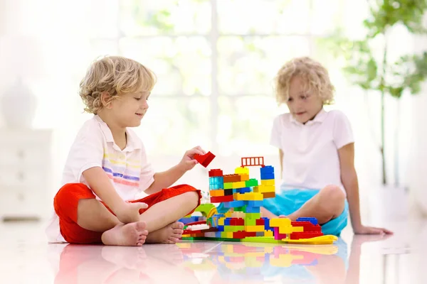 Criança Brincando Com Blocos Brinquedo Coloridos Crianças Brincam Com Tijolos — Fotografia de Stock