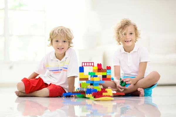 Bambino Che Gioca Con Blocchi Giocattoli Colorati Bambini Giocano Con Fotografia Stock