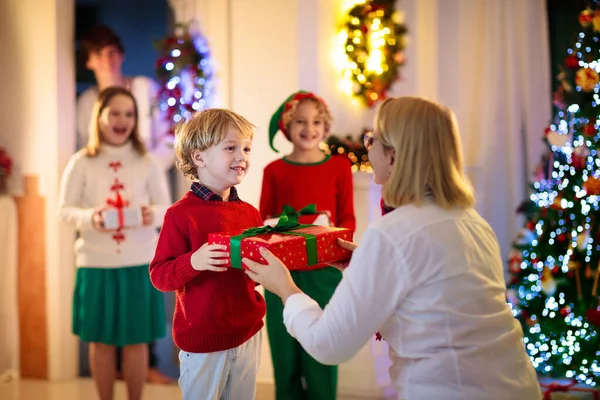 Familjen Besöker Mormor Juldagen Barn Med Gåvor Hemma Ytterdörren Julfirande — Stockfoto