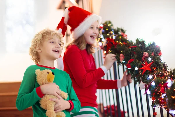 Miúdos Correr Escadas Manhã Natal Crianças Pijama Correm Para Baixo — Fotografia de Stock