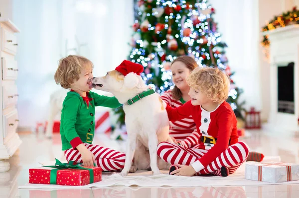 Evde Noel Çocuklar Köpek Yılbaşı Ağacının Altında Küçük Oğlan Kız — Stok fotoğraf