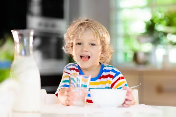 Enfant Petit Déjeuner Gamin Qui Boit Lait Mange Des Céréales — Photo