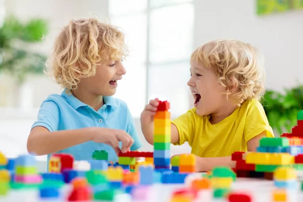 Crianças Brincam Com Blocos Coloridos Menino Edifício Torre Casa Creche — Fotografia de Stock