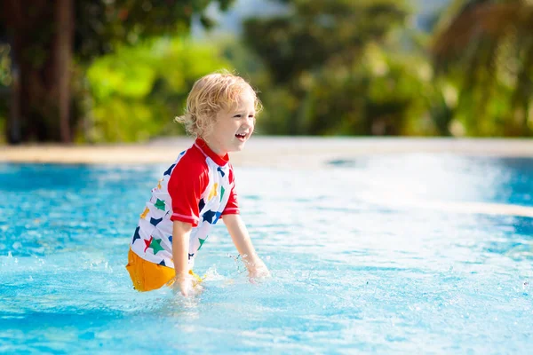孩子们在游泳池里玩耍 和孩子们一起过暑假在热带岛屿度假胜地 小男孩在异国情调的假日跳入水中 孩子们游泳 幼儿积极参加户外运动 — 图库照片