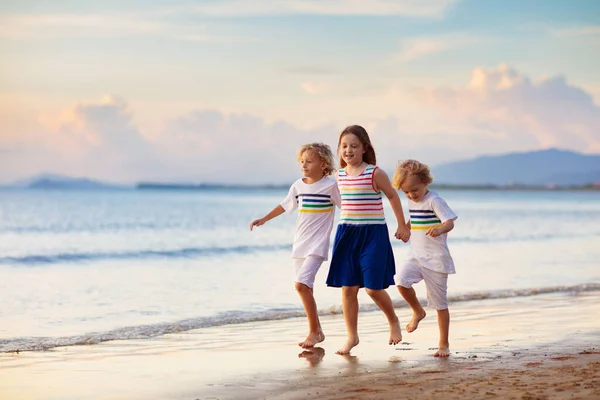 Enfant Jouant Sur Plage Tropicale Petit Garçon Petite Fille Bord — Photo