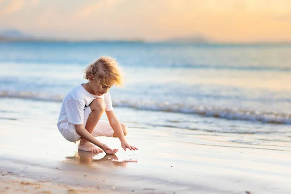 Dziecko Bawiące Się Tropikalnej Plaży Mały Chłopiec Brzegu Morza Rodzinne — Zdjęcie stockowe