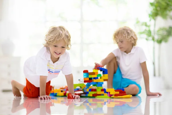 Barn Leker Med Färgglada Leksaksblock Barn Leker Med Plasttegelstenar Liten — Stockfoto