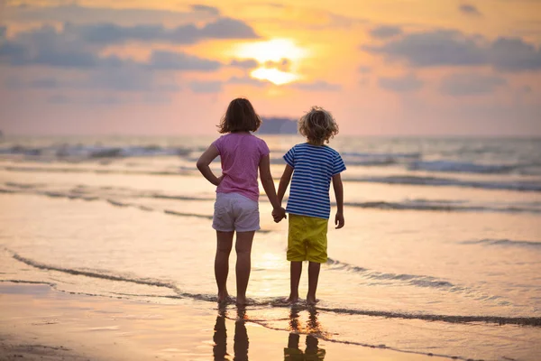 Enfant Jouant Sur Plage Océanique Saute Dans Les Vagues Coucher — Photo