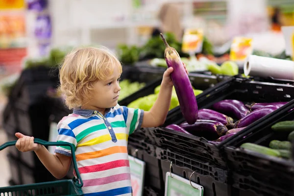 Dziecko Supermarkecie Kupuje Owoce Sok Zakupy Dla Dzieci Mały Chłopiec — Zdjęcie stockowe