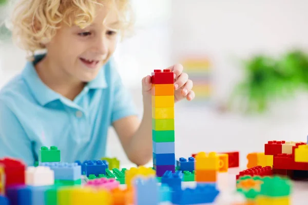 Bambini Giocano Con Blocchi Colorati Torre Costruzione Del Bambino Casa — Foto Stock
