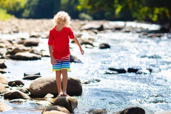 アルプスの山々を横断する子供たちのキャンプやハイキング 子供たちはオーストリアの山で水で遊ぶ 春休み ハイキングコースの男の子 屋外の楽しみ 子供とのアクティブなレクリエーション — ストック写真