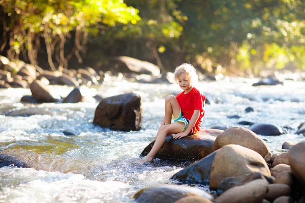 Bambini Escursioni Nelle Alpi Montagne Attraversano Fiume Bambini Giocano Acqua — Foto Stock