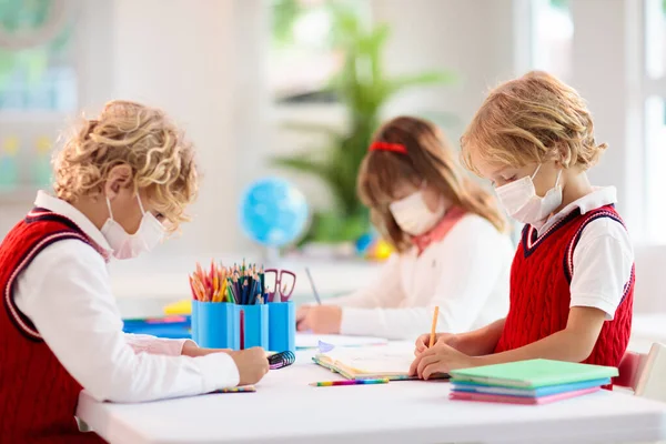 Kinder Mit Mundschutz Der Schulklasse Kind Nach Coronavirus Sperre Wieder — Stockfoto