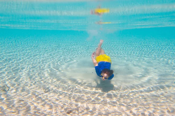 Esnórquel Infantil Los Niños Nadan Bajo Agua Vacaciones Verano Playa —  Fotos de Stock