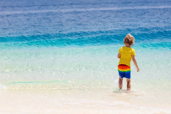 Barn Leker Tropiska Stranden Barn Simmar Och Leker Till Sjöss — Stockfoto