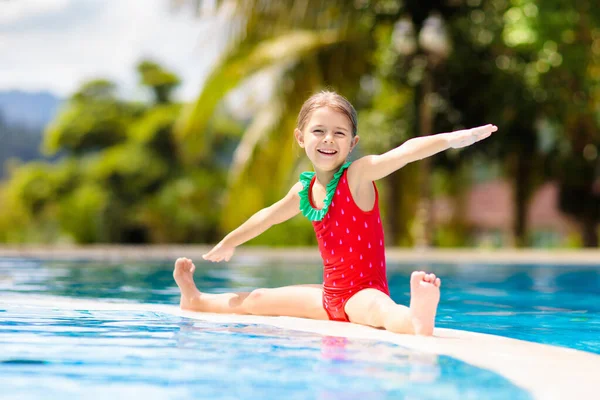 Bambino Piscina Vacanza Tropicale Famiglie Con Bambini Bambina Che Indossa — Foto Stock