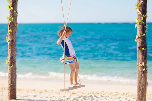 Niño Swing Niño Balanceándose Playa Tropical Viaja Con Niños Pequeños —  Fotos de Stock