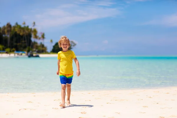 孩子们在热带海滩玩耍 孩子们在暑假时在海上游泳和玩耍 沙子和水的乐趣 防晒幼儿 小男孩和小女孩在海滨跑来跑去 — 图库照片