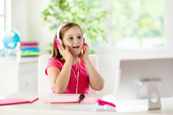 Fjärrundervisning Online Skolbarn Hörlurar Med Dator Som Har Videokonferens Chatt — Stockfoto