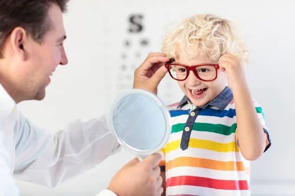 Проверка Зрения Ребенка Малыш Выбирает Очки Магазине Оптики Измерение Зрения — стоковое фото