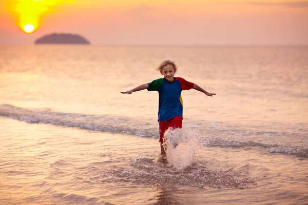 Niño Jugando Playa Del Océano Niño Saltando Las Olas Atardecer —  Fotos de Stock