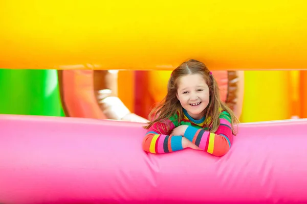 Bambino Che Salta Sul Colorato Trampolino Gioco Bambini Saltano Nel — Foto Stock