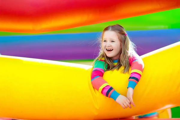 Dziecko Skaczące Kolorowym Placu Zabaw Trampolina Dzieci Wskakują Nadmuchiwanego Zamku — Zdjęcie stockowe