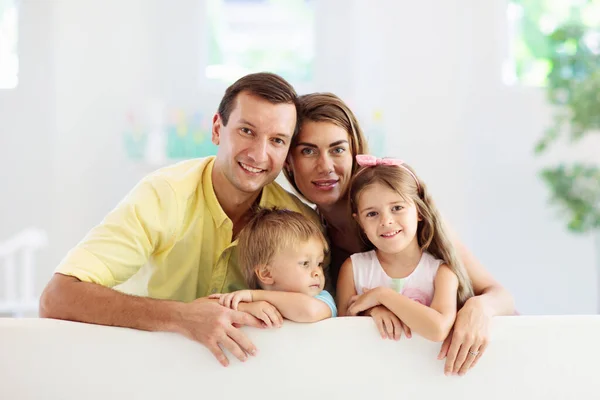 Familia Feliz Casa Padres Hijos Sentados Sofá Blanco Salón Soleado —  Fotos de Stock