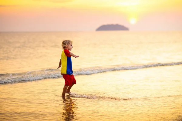 Niño Jugando Playa Del Océano Niño Saltando Las Olas Atardecer — Foto de Stock