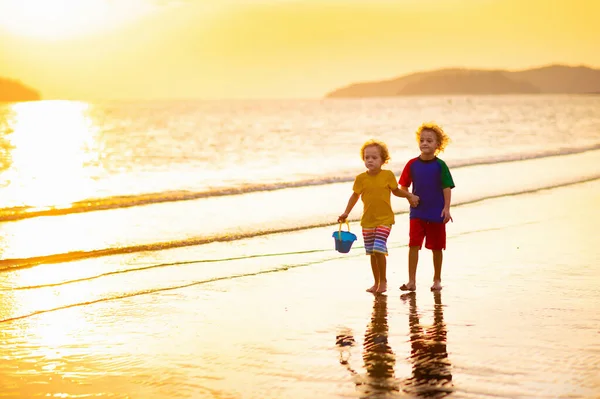 Bambino Che Gioca Sulla Spiaggia Dell Oceano Ragazzo Salta Tra — Foto Stock