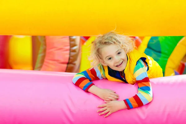 Niño Saltando Colorido Trampolín Patio Los Niños Saltan Castillo Inflable —  Fotos de Stock