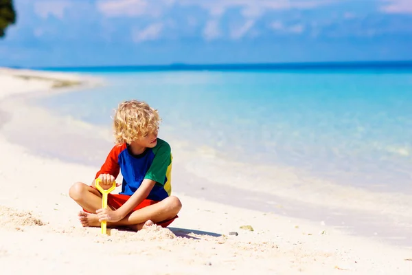 Kinderen Spelen Tropisch Strand Zandspeelgoed Kinderen Bouwen Zandkasteel Kind Spelen — Stockfoto