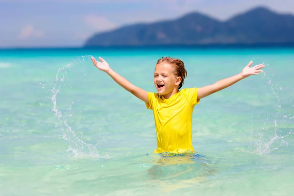 Kinder Spielen Tropischen Strand Kinder Schwimmen Und Spielen Sommer Meer — Stockfoto