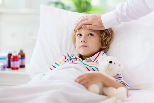 Menino Doente Com Remédios Mãe Verificando Febre Criança Doente Cama — Fotografia de Stock