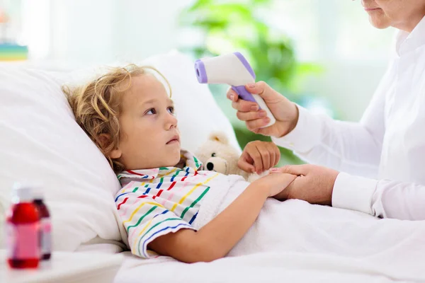 Petit Garçon Malade Avec Des Médicaments Mère Vérifiant Fièvre Enfant — Photo