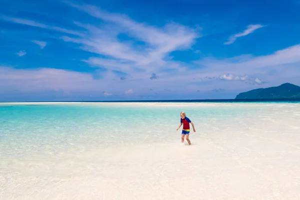 Kinderen Die Het Tropische Strand Spelen Kinderen Zwemmen Spelen Zee — Stockfoto