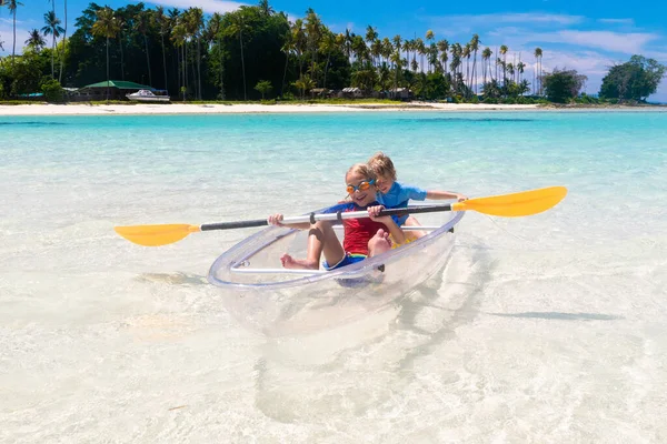 孩子们在海里划船 热带海域皮划艇的孩子们 和小孩一起积极度假在美丽海滩上的独木舟上的小男孩和小女孩 和孩子一起参加节日活动 家庭用水乐趣 — 图库照片
