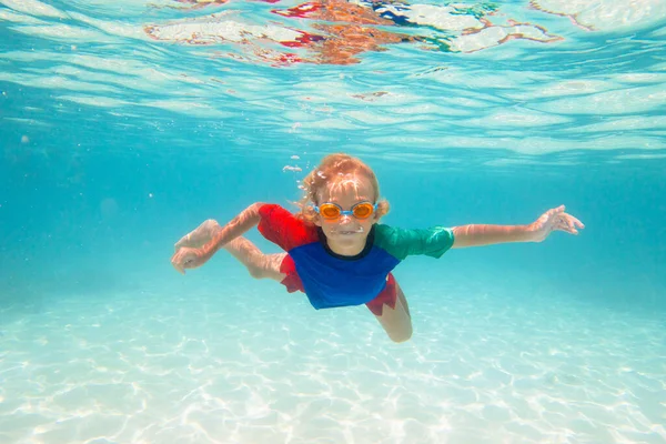 Çocuk Şnorkelle Yüzüyor Çocuklar Altında Yüzer Çocuklarla Plaj Deniz Tatili — Stok fotoğraf