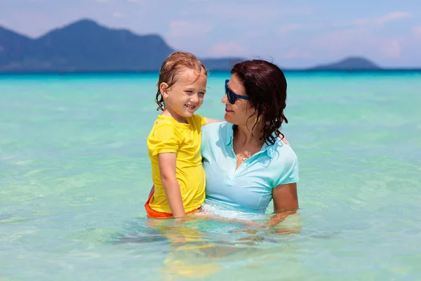 妈妈和孩子在热带海滩 家庭假期 在热带岛屿上 妈妈和小男孩喜欢在清澈的海水中潜水和游泳 和小孩一起旅行在亚洲的暑假 — 图库照片
