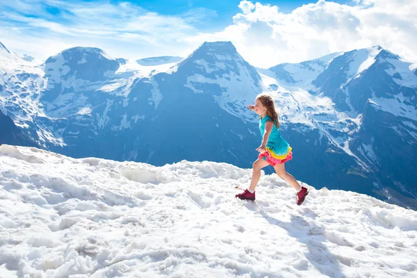 在奥地利阿尔卑斯山徒步旅行的儿童 在春天里温暖的阳光下 雪中的孩子们爬上了山顶 暑假家庭度假 小女孩踏上了登顶之路 户外运动 — 图库照片